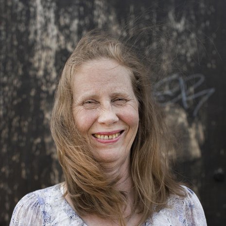 Kati Outinen täyttää 17. elokuuta 60 vuotta. Hän viimeistelee omaelämäkertaansa Niin lähelle kuin muistan. Kati on paitsi näyttelijä, käsikirjoittaja ja ohjaaja myös kahden lapsenlapsen mumma. ”Nautin mummoudesta törkeän paljon.”