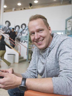 Maanantaiaamuisin Antti Iso-Metsälä keittää Malmin peruskoululaisille aamupuuron, ja yhteisellä aamiaisella vaihdetaan rennosti kuulumiset. 