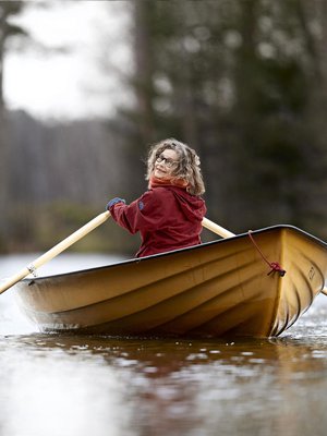 Mirjami Linkolalla ei ole monia  onnellisia lapsuusmuistoja elämästä ”isän kalastajahuushollissa”. Mutta kun isä ei enää jaksanut lähteä luontoon bongaamaan  lintuja, juuri Mirjami osasi keksiä  lohdutuksen.