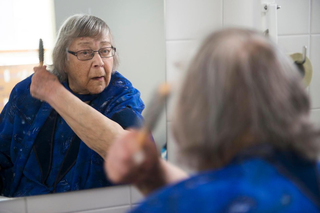 "Olin nuorena niin sanottu aito blondiini", Tuula Raatikainen sanoo kammatessaan aamulla hiuksiaan.