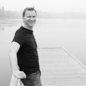 "Koskaan ei ole liian myöhäistä parantaa kuntoaan – mutta ei liian aikaistakaan", sanoo senioreille joogaa ohjaava Jore Marjaranta.