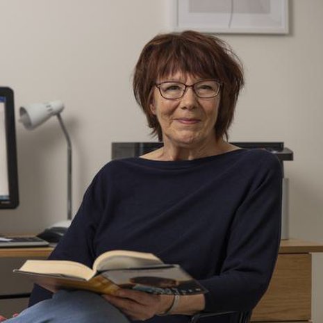 Sisko Koskiniemi, 73,  sai idean esikoiskirjaansa, kun työskenteli poliisilaitoksella sosiaalityöntekijänä. Kirjoittaminen jatkuu eläkkeelläkin.  