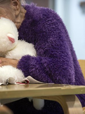 Monet hoitokoti Sanervan asukkaista ovat eläneet kaduilla. Hoitokodissa he saavat viimeisiksi vuosikseen elämän, jossa ei tarvitse koko ajan olla varuillaan ja pelkäämässä nyrkit pystyssä.