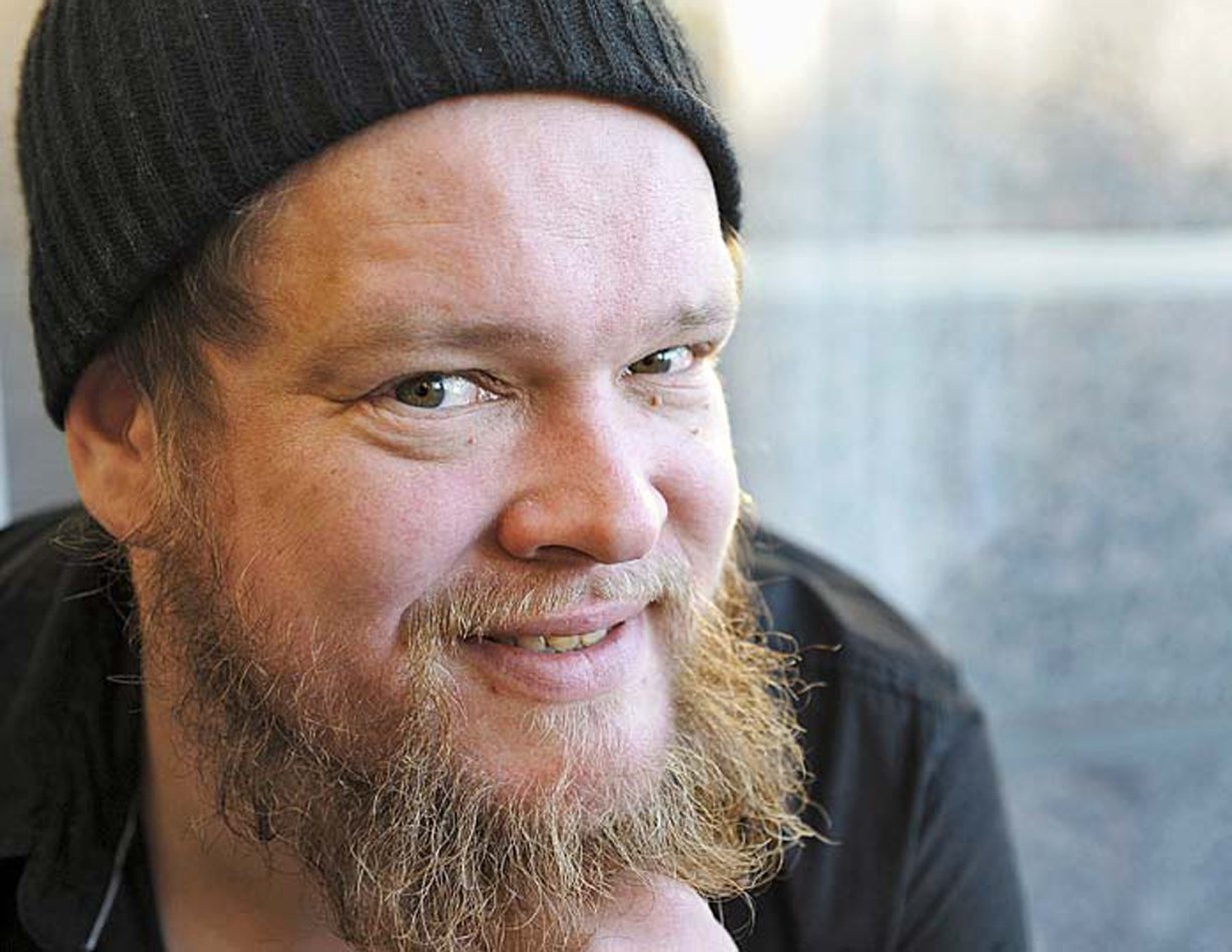 Ville Haapasalo on näyttelijä, joka asuu Helsingissä ja Moskovassa. Hän on töissä Moskovassa useita kuukausia vuodessa.