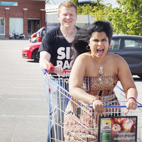 Ylläksen Jounin Kaupan toimitusjohtaja Michele "Minttu" Murphy-Kaulanen, 36, ja omistaja Sampo Kaulanen, 37, asuvat puoliksi Tampereella ja puoliksi Ylläksellä, Äkäslompolossa. Heidän yhteinen tyttärensä Rianna on kolmevuotias.