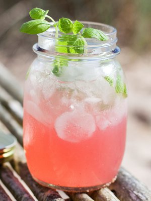 Raikasta raparperimehua ei tarvitse keittää.