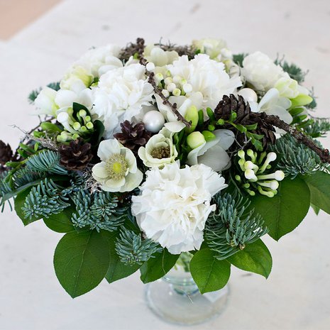 Kukkakimppu on joulupöydänkin kaunistus.