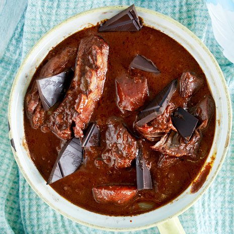 Suklaa piiloutuu pataan.