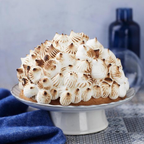 Alaskan pommi kannattaa kasata ja syödä vikkelästi, jotta jäätelö ei ehdi sulaa.