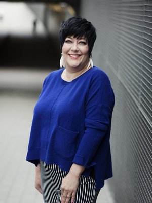 Koulutuspäällikkö Terhi Rummukainen, 47, asuu Liedossa miehensä sekä 18- ja 9-vuotiaiden tyttäriensä kanssa. Terhi harrastaa kuntosalilla ja lenkillä käymistä sekä lukemista. Joskus hän lainaa tuttavien lemmikkejä koirakuumetta helpottamaan.