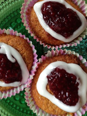 Anna seitsemänvuotiaan koristella torttu ja saat kerrankin tarpeeksi hilloa ja sokerikuorrutetta!