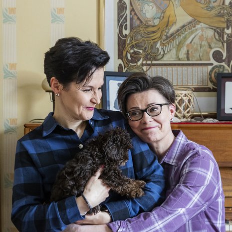 Mirka ja Päivi tutustuivat toisiinsa rippileirillä Lapissa. ”Emme tienneet Ivalosta yhtään samansukupuolista paria. Siksi kerroimme rakastumisestamme vain parille lähimmälle ystävälle. Sen ajan ilmapiirissä ei tullut mieleenkään olla rohkeasti sellainen kuin on”, Päivi sanoo.