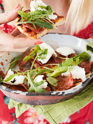 Purkillinen turkkilaista jugurttia tuo pohjaan ihanan happaman maun ja mehevän rakenteen. 