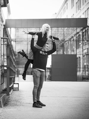 Jenni Heikkilä työskentelee ammattitanssijana Italiassa ja isoveli Anssi Suomessa. ”Kun Jenni muutti Italiaan, olin hänestä valtavan ylpeä. Se oli asia, jonka olisin itsekin halunnut tehdä, mutta minulta puuttui rohkeutta”, Anssi sanoo