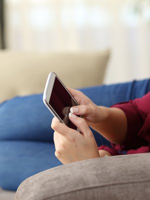 Minä menon peruvalle ystävälle: ”Voi harmi. Mennään joku toinen kerta.” Minä itselleni: ”Ah, koti-ilta! Missäs se jäätelökauha olikaan?”