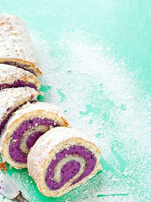 Mustikkamoussella täytetty kääretorttu nostaa kotitaloustuntien hittileivonnaisen uuteen kukoistukseen.