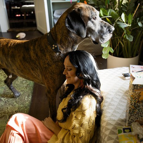 47-vuotias toimittaja ja juontaja asuu puolisonsa Jarin ja Reino-koiran kanssa Nurmijärvellä ja Italian Pugliassa. Perheeseen kuuluu myös kahdeksan vuotta täyttänyt lapsi. Ellen ei vielä tiedä, onko lapsi aamuvirkku kuten hän itse, tai mitä lapsi haluaa aamupalaksi. Hän odottaa,  että se selviää.