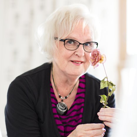 Espoolainen Terttu Laiho, 75, harrastaa muun muassa oopperaa ja vapaaehtoistyötä. Hän on 12-vuotiaan autistisen tytön tukihenkilö.