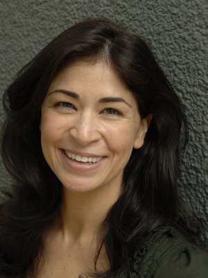 "Kirjoittaminen vaatii niin paljon energiaa, että pystyn siihen yleensä vain vihaisena", sanoo Sadie Jones.