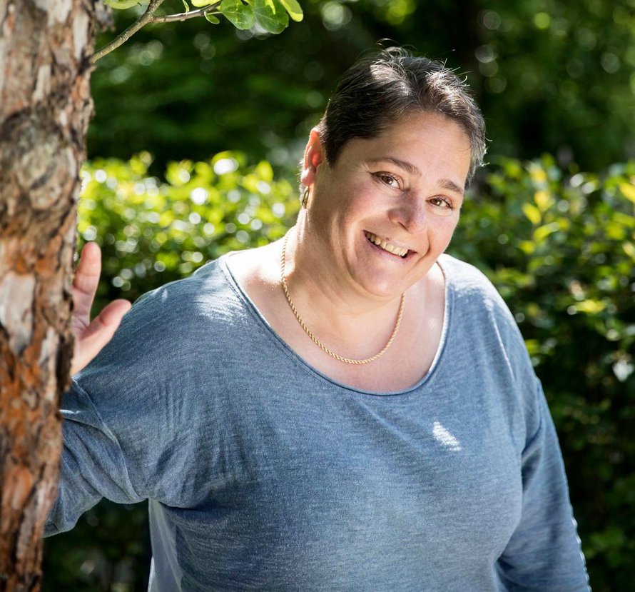 "Olen aika onnekas. Minulle ei ole tapahtunut mitään muuta hirveää kuin se, etten saanut kasvaa vanhempieni luona", Janette Grönfors sanoo.