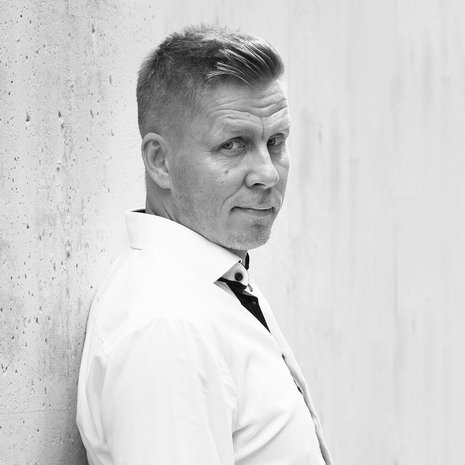 Psykologi ja HUSin linjajohtaja Jan-Henry Stenberg on ollut mukana kehittämässä mustasukkaisuuden omahoito-ohjelmaa. Hän harrastaa veneilyä, body pumpia ja maailman menon ihmettelyä.