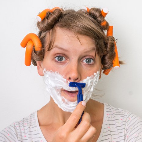 Kuka tahansa saattaa bongata itsestään mieskarvan, mutta kypsään ikään ehtinyt todennäköisemmin kuin teini.