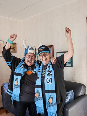 Naisten fanaattista  fanitusta on ihmetelty, ihailtu ja inhottukin. "Vuosia sitten Pelicanseilla ei ollut vielä faniryhmää. Siellä me  Maikin kanssa kahdestaan huusimme ja  kannustimme. Muut istuivat katsomossa kuin kirkossa meihin verrattuna", Mirja (oik.) nauraa.