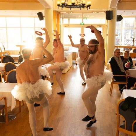 Pienenpienten Joutsenten etikettiin kuuluu tanssia vakavalla naamalla. Esa-ballerinaa (edessä oik.) taitaa silti vähän naurattaa.