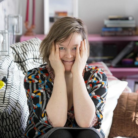 Pauliina Vanhtaltao, 39, asuu Raahessa puolisonsa Tatun, 9- ja 12-vuotiaiden lasten ja lapinkoira Rokun kanssa. Pauliina on kirjoittanut kymmenen romaania ja kaksi omaelämäkerrallista teosta. Uusin romaani Tuulesta temmattu elämä ilmestyy huhtikuussa. Se käsittelee uskontoa ja teatteritaidetta. 