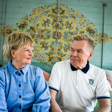 ”Nuorena Anu oli hirveän varautunut. Ei häntä ollut pidetty sylissä, kosketus oli hänelle uutta. Vakuutin, että vaikka ujo olenkin, minussa on paljon hyvyyttä, kun vain saan sen ulos. Anu uskoi”, Topi Pentikäinen sanoo. Yhdessä pari on ollut vuodesta 1965.