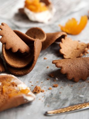 Jos haluat sipseistä kaarevia, paista ne leivinpaperirullan, foliorullan tai metallilieriön päällä.