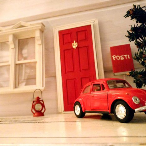 "Meidän lastenlasten tonttuovi. Tytär tilasi netistä tarvikkeet, maalasi ja liimasi lasten kanssa", kertoo Riitta Pehkonen.