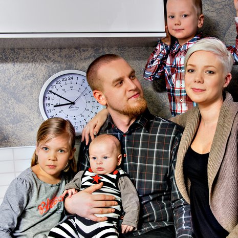 ”Markon mielestä lapseni olivat bonus ja hieno juttu. Se tuntui hyvältä”, Suvi sanoo. Perheeseen kuuluvat kaksikuukautinen Onni sekä Suvin lapset Nida, 8, ja Noel, 5.