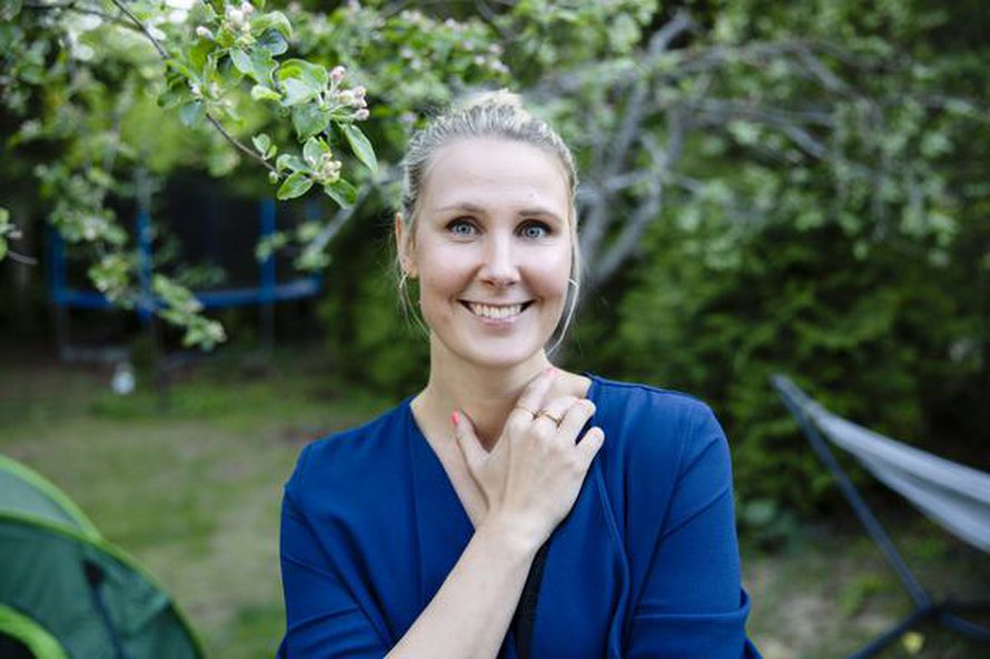 "Itken ja liikutun helposti", Linda Wiklund sanoo. Lapsena Lindaa ivattiin itkuherkkyydestä, mutta näyttelijälle se on pelkästään etu.