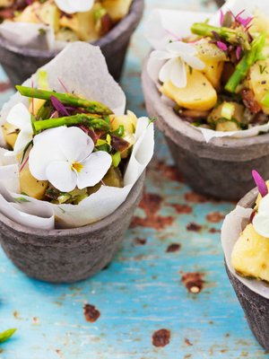Keväinen parsa-perunasalaatti tarjotaan pienistä voipaperilla vuoratuista ruukuista – kukkasenkeveällä koristelulla.