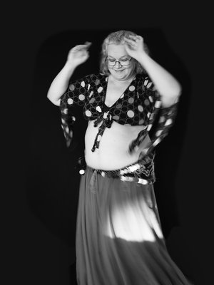 ”Muistelen usein päälle kahdeksankymppistä naista, joka saapui pitämälleni tanssitunnille: laittoi kävelykeppinsä seinää vasten ja alkoi tanssia.”