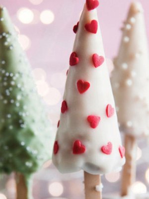 Valkosuklaalla päällystetyt jäätelötötteröt ovat hurmaava herkku.