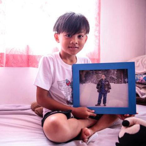 Charity Dela Cruz lähetti pojaleen Denzlille kuvan itsestään Puolangalla lumisateessa. Denzlistä ja hänen kaksossiskostaan Denisestä huolehtii Filippiineillä mummo.