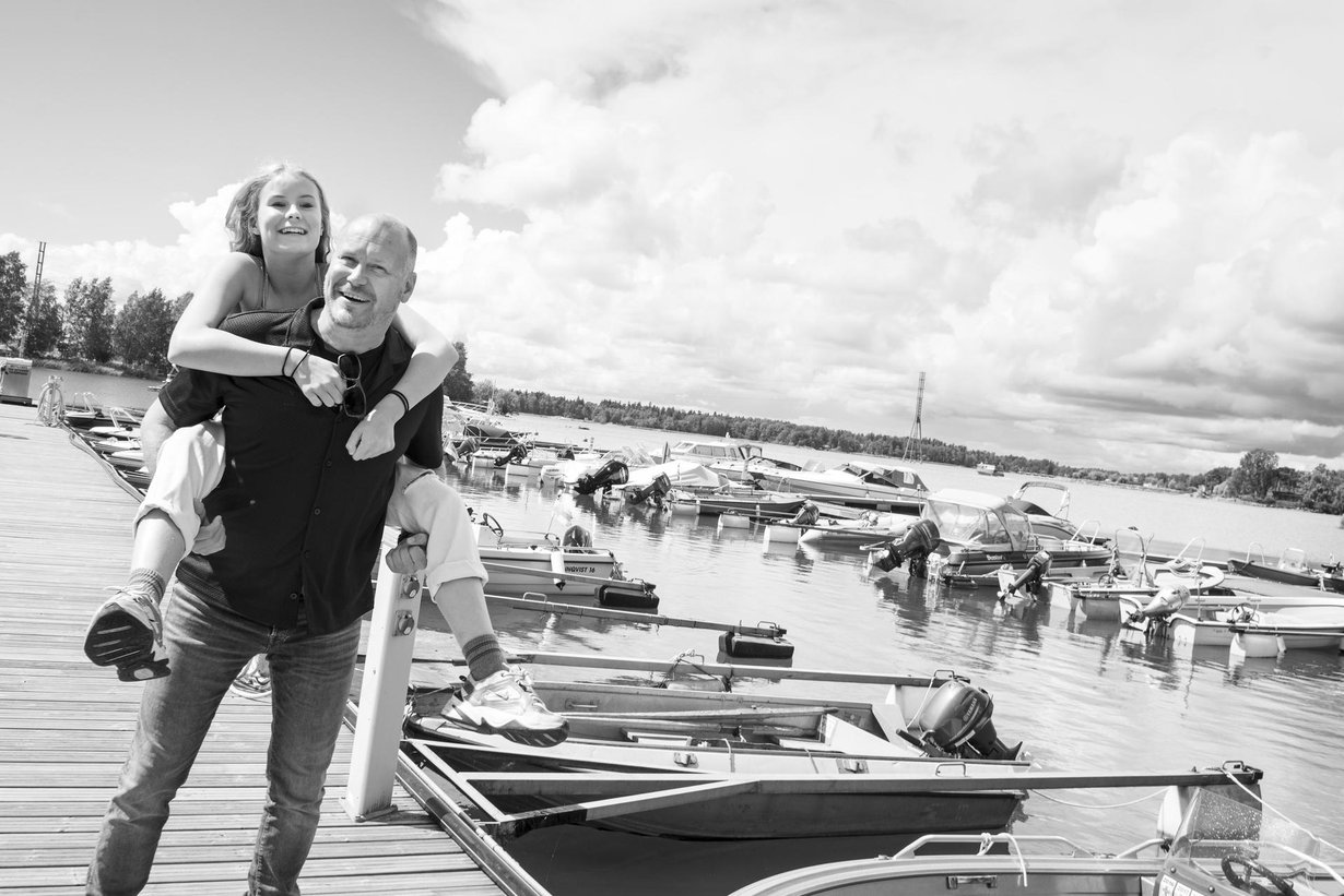 Näyttelijä ja ohjaaja Janne Virtanen, 51, asuu Vieno-tyttärensä, 13, kanssa Helsingin Töölössä. Janne näyttelee tänä kesänä pariterapeuttia Lappajärven kesäteatterin Pari suhdetta -komediassa, jonka hän käsikirjoitti yhdessä Pasi Ojalan ja Ville Pusan kanssa. Vieno näyttelee näytelmässä teiniä.