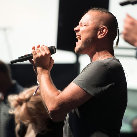 Hannu Lepola on 43-vuotias Rajaton-yhtyeen laulaja. Hän asuu Lohjalla avopuolisonsa kanssa. Yksi tytär aiemmasta liitosta. Rajaton julkaisi marraskuussa 2017 Tuhansien laulujen maa -levyn, jossa on rakastettuja suomalaisia kappaleita uudelleen sovitettuna. Hannu valitsi levylle Eppu Normaalin kappaleen, jossa lauletaan Turmiolan Tommista.