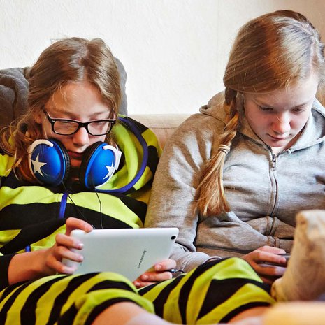 Siru ja Sanni Jäntti, 11, asuvat äidin, isän ja kaksi vuotta vanhemman isosiskon kanssa Kotkassa. Siru harrastaa jalkapalloa. Sanni lopetti vähän aikaa sitten jalkapallon ja aloitti voimistelun ja sirkuksen. 