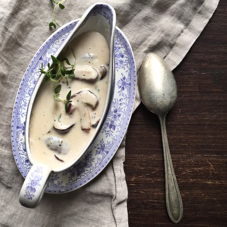 Sienikastikkeesta tulee helposti sopivan paksuista, kun sen suurustaa ohratärkkelyksellä. Kastikkeen resepti löytyy jutun lopusta.