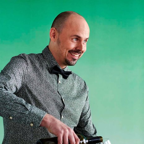 Muotitoimittaja Markku Kopra opiskelee kondiitoriksi.