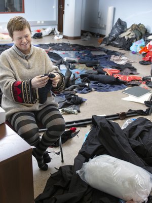 Pauliina Turakka Purhonen tekee työhuoneellaan nukkeja, joilla on römppämaha ja ihanat rinnat. ”Jokaisessa ihmisessä on jotakin kaunista ja jotakin rumaa. Enemmän kaunista.” Kitaraa soittavan nuken mallina on ollut Pauliinan sisko.