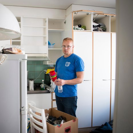 Mika pääsi juuri muuttamaan suurempaan yksiöön. Se alkaa ehkä tuntua kodilta.