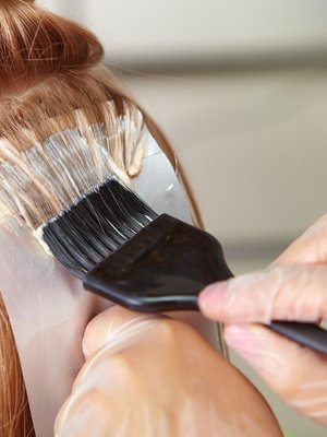 Ensimmäinen askel irti värjäyskierteestä on raidoitus, sanoo kampaaja.