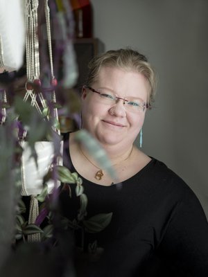 Anna-Reeta Pakarinen on 26-vuotias lähihoitaja ja asuu Pudasjärvellä sekarotuisen koiransa Dianan kanssa. Autismi- ja Aspergerliitto valitsi hänet vuoden 2018 vapaaehtoiseksi. Anna-Reetan korvissa roikkuvat Nuuskamuikkuset. ”Koen, että sisälläni asuu Nuuskamuikkunen, luontoihminen ja itsenäinen vaeltelija.”