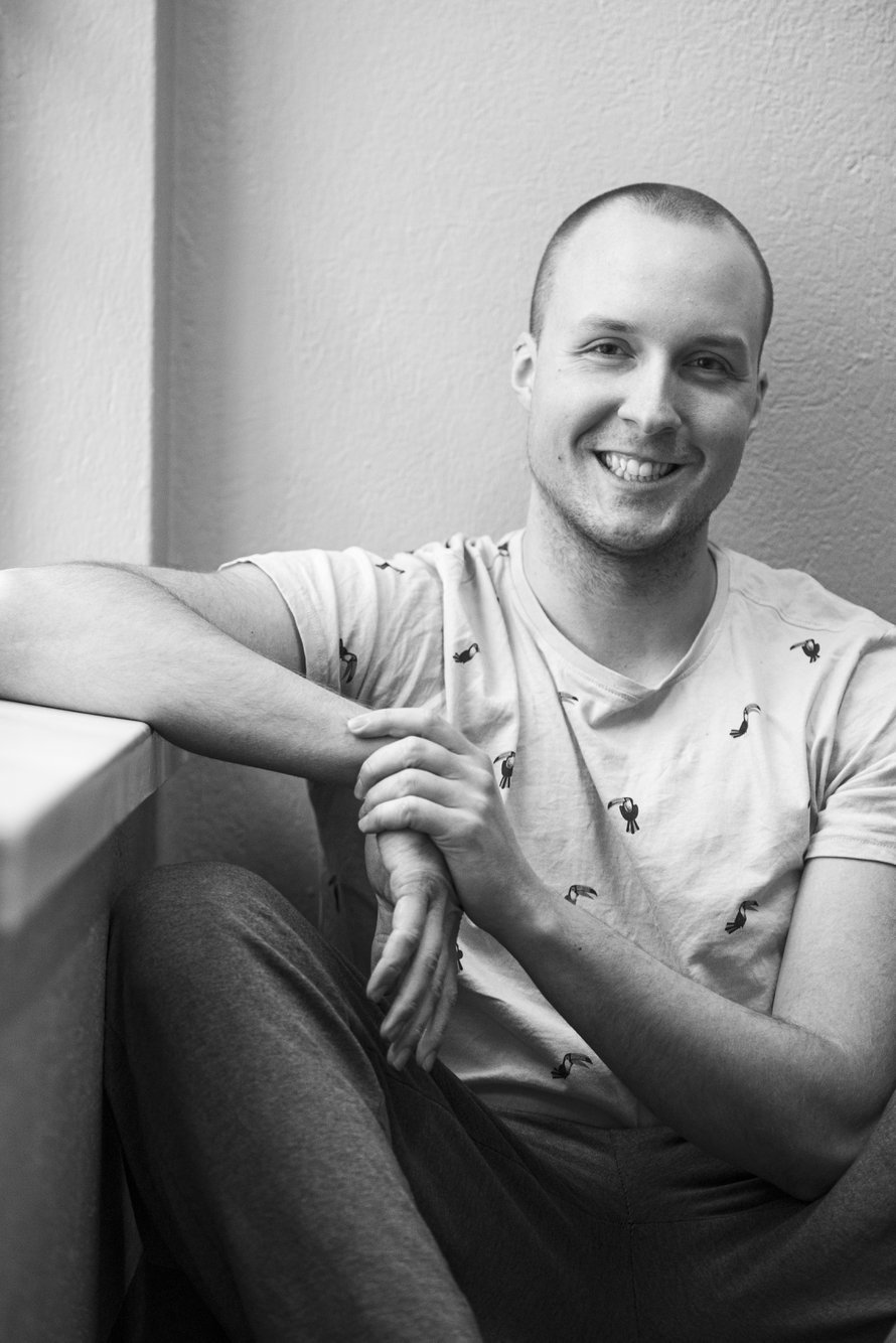 Topi Borg on 28-vuotias Tampereella asuva hyllyttäjä. Topin perheeseen kuuluvat Sami-isä ja Anne-Mari-äiti sekä neljä aikuista sisarusta. Topi harrastaa elokuvien katselua, elokuvafestivaaleja, kirjojen lukemista, kehonrakennusta, lenkkeilyä ja päiväkirjan kirjoittamista. Hän puhuu sujuvaa japania. Topi on mukana Kirjolla-sarjassa (Yle), joka kertoo autismin kirjolla olevien nuorten aikuisten arjesta.