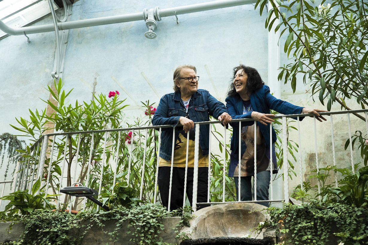 Marija ”Muska” Babitzinia, 70, on pidetty Suomen ensimmäisenä naispuolisena rocklaulajana. Hän aloitti keikkailun vuonna 1969. Hannu ”Hande” Salakka, 71, on kitaristi ja manageri.