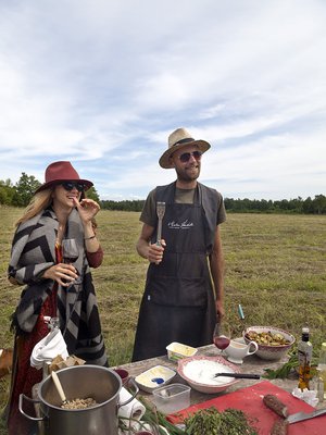 Ingridin, 32,  ja Peken, 44, mielestä kesäisin hauskinta on kokata ulkona. 